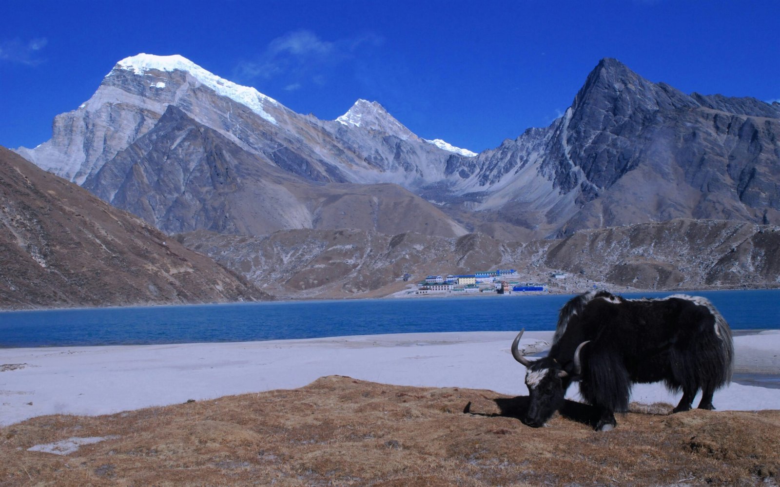 Mountain scenery along the Gokyo Lake Trek